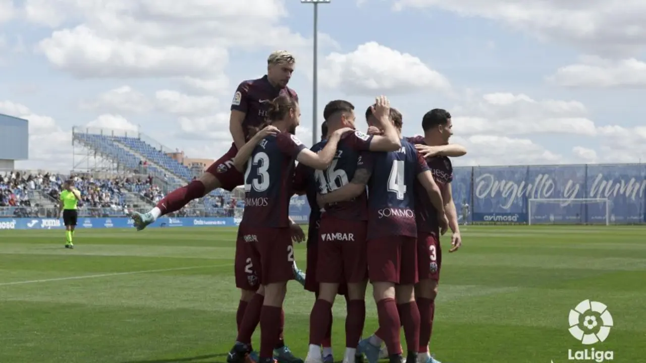 Jugadores del Huesca celebran uno de los goles ante el Fuenla | Foto: LFP