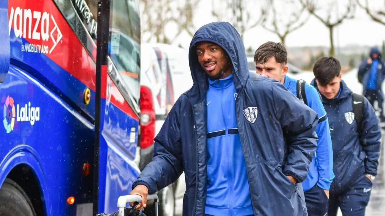 Nwakali meti&eacute;ndose en el autob&uacute;s del club. | Foto: SD Huesca