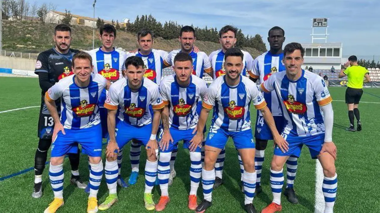 El once inicial que no pudo evitar el descenso. | Foto: SD Ejea