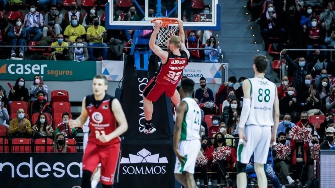 Hlinason se cuelga del aro ante el Joventut | Foto: Esther Casas / Casademont Zaragoza
