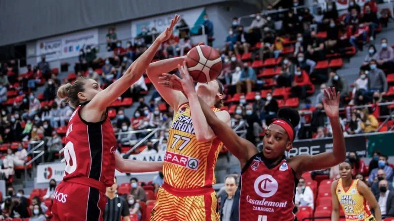 Kostourkova y Calhoun, en una acci&oacute;n defensiva ante Gerona | Foto: Esther Casas / Casademont Zaragoza