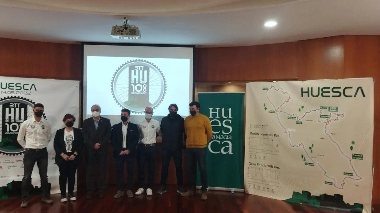 Imagen de familia de quienes hacen posible la celebraci&oacute;n de la HU108 BTT. Foto: Sportaragon