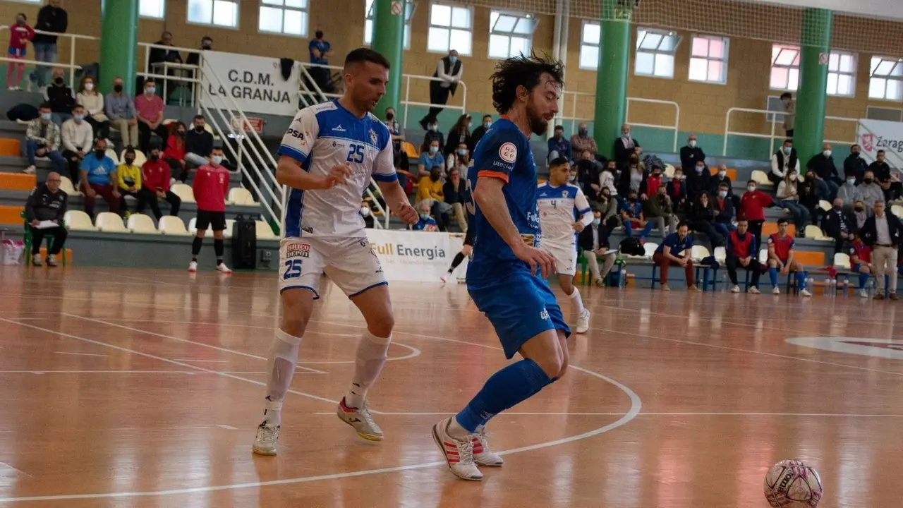 Nano Modrego controla un bal&oacute;n de espaldas | Foto: Pedro Luis Serrano