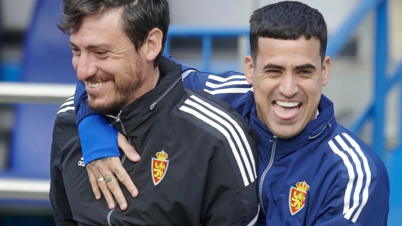 Cristian &Aacute;lvarez y Nano Mesa sonr&iacute;en en una sesi&oacute;n de entrenamiento del Real Zaragoza. | Foto: RZ