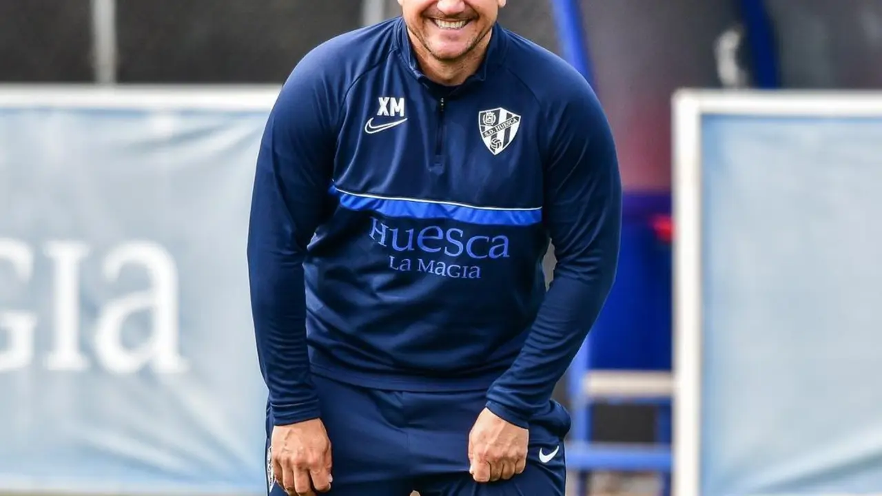 Xisco Mu&ntilde;oz sonriente durante un entrenamiento. | Foto: SD Huesca