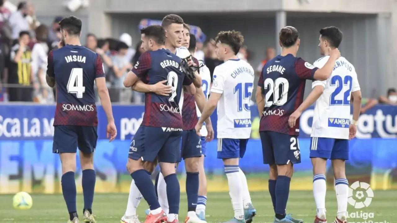 Jugadores del Huesca y Zaragoza se saludan tras un derbi. Foto: LFP
