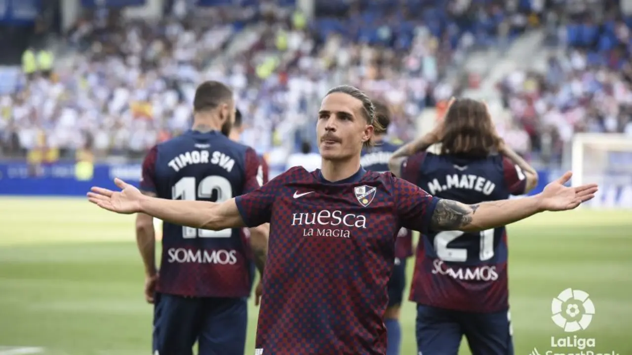 Seoane celebra con la grada el gol con el que el Huesca abri&oacute; el marcador contra el Real Zaragoza. | Foto: LaLiga