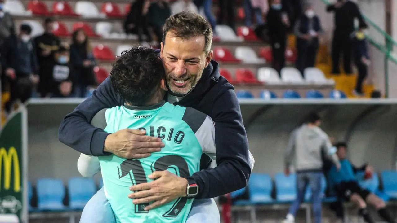 Dani Aso celebra con Aparicio la victoria en Teruel. | Foto: SD Huesca