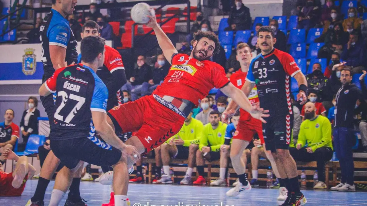 Montoya, en el partido de la primera vuelta de la pasada campa&ntilde;a contra Sinfin. Foto: Diego G&oacute;mez