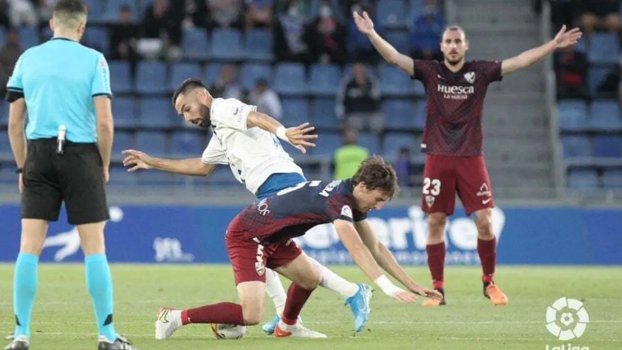 Mosquera cae ante el colegiado. | Foto: LaLiga