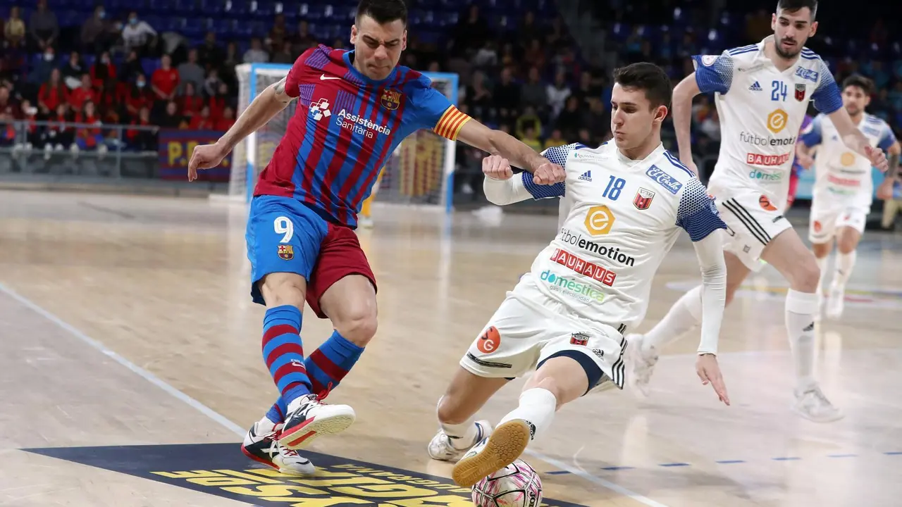 Sergio Barona, en una acci&oacute;n defensiva | Foto: FC Barcelona