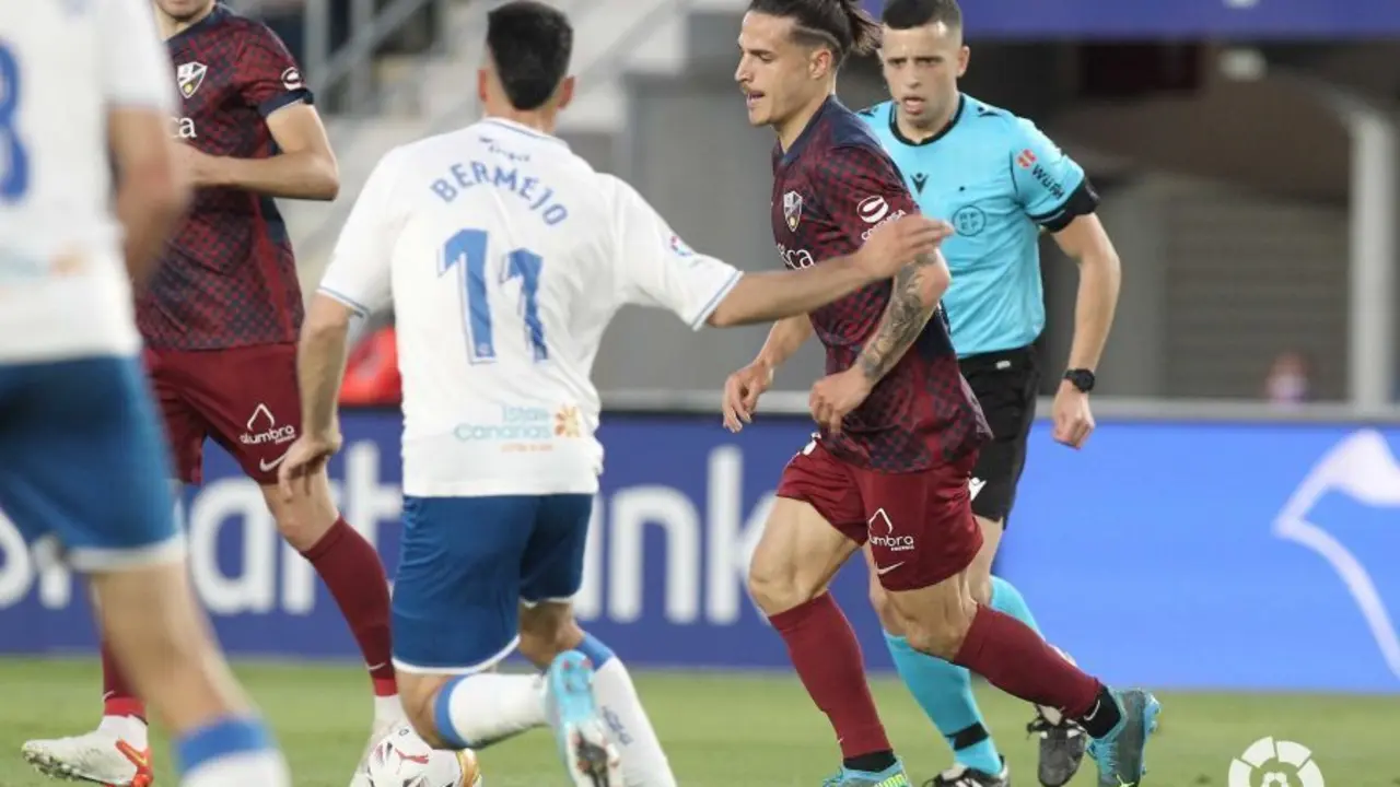 Seoane con el bal&oacute;n contra el Tenerife. Foto: LaLiga