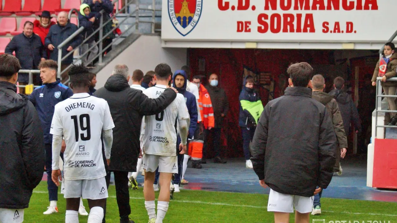 Los jugadores del Tarazona se marchan cabizbajos de Los Pajaritos. | Foto: SD Tarazona