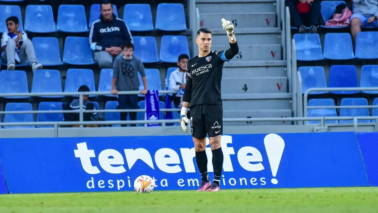 Andr&eacute;s Fern&aacute;nez ante el Tenerife. | Foto: SD Huesca