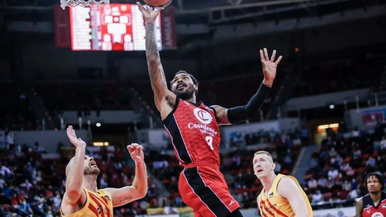 Sean Kilpatrick lanza en el duelo ante el Barcelona | Foto: Esther Casas / Casademont Zaragoza
