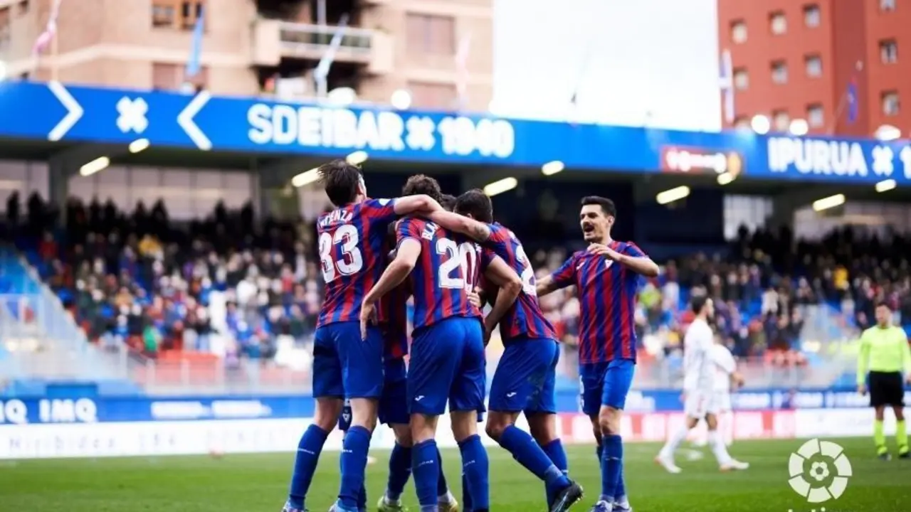 Jugadores de la SD Eibar celebran un gol en Ipur&uacute;a. | Foto: La Liga