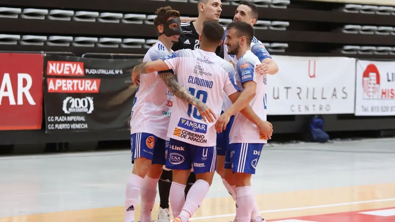 Los jugadores se abrazan tras uno de los goles | Foto: Jorge Vicioso