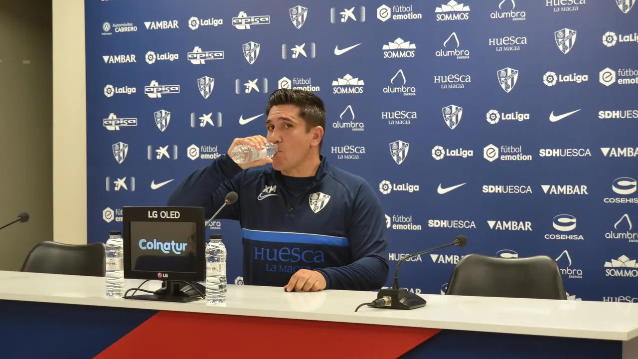 Xisco Mu&ntilde;oz, segundos antes de comenzar la rueda de prensa para hablar de la visita del Huesca a Legan&eacute;s. Foto: Sportaragon