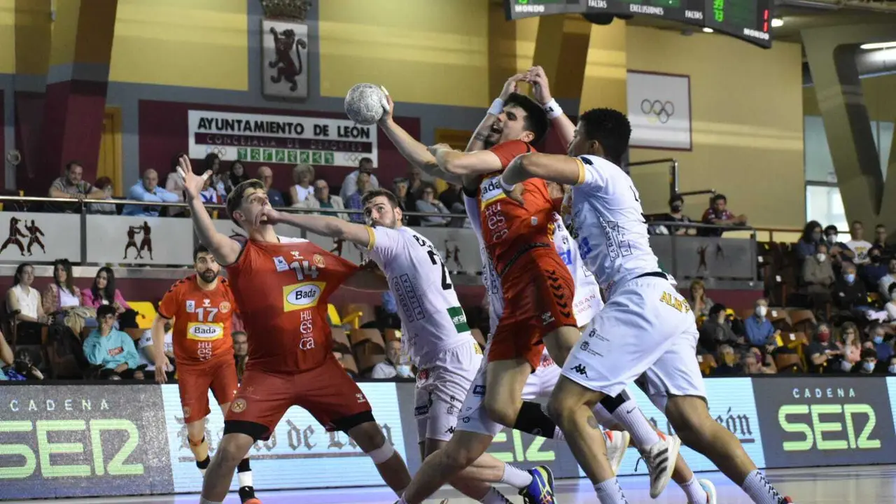 El canterano del Bada Huesca Miguel Malo es frenado en seco por la dura defensa de Le&oacute;n. Foto: Manu Quiroga