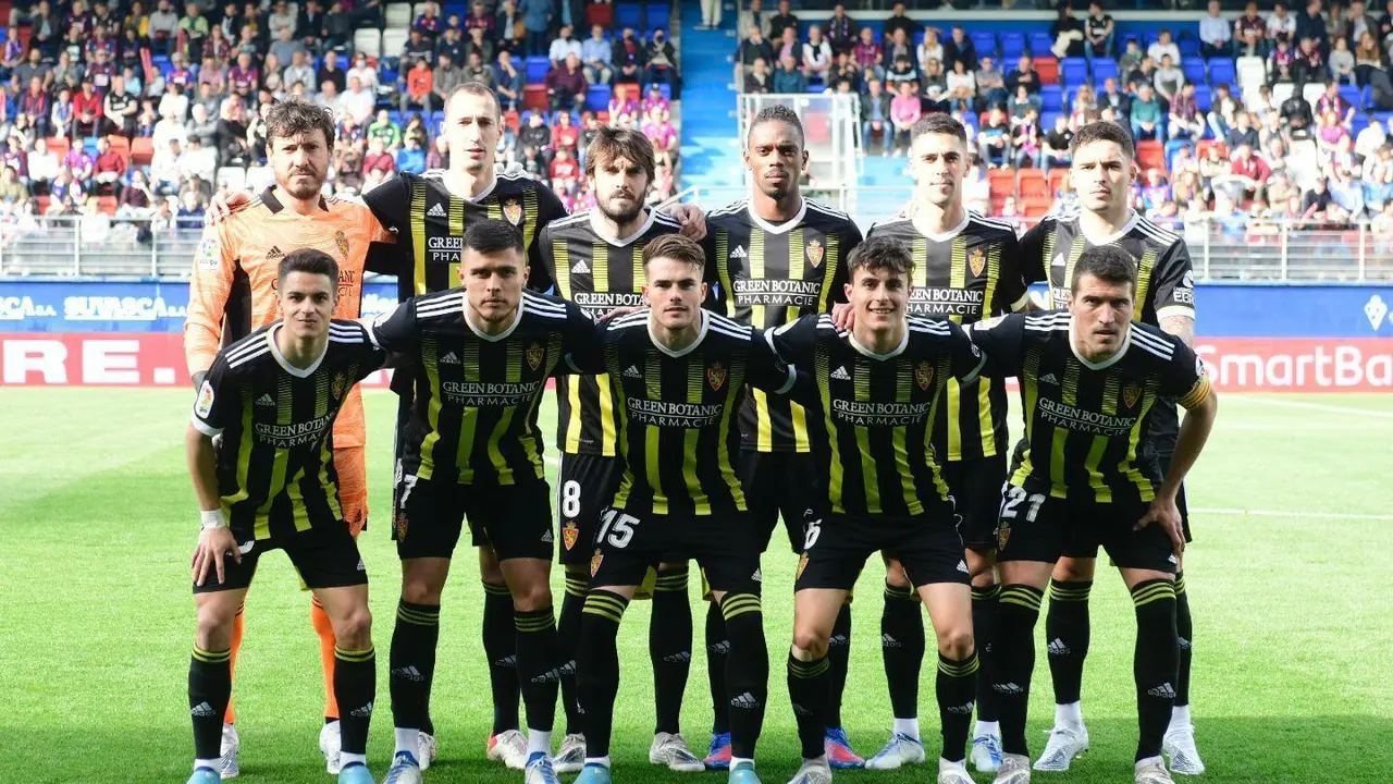 Los futbolistas del Real Zaragoza posan antes de la derrota en Eibar | Foto: RZ