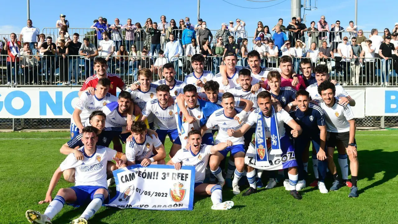 Los jugadores del Deportivo Arag&oacute;n festejan el t&iacute;tulo de 3&ordf; RFEF Gr. XVII. | Foto: RZ