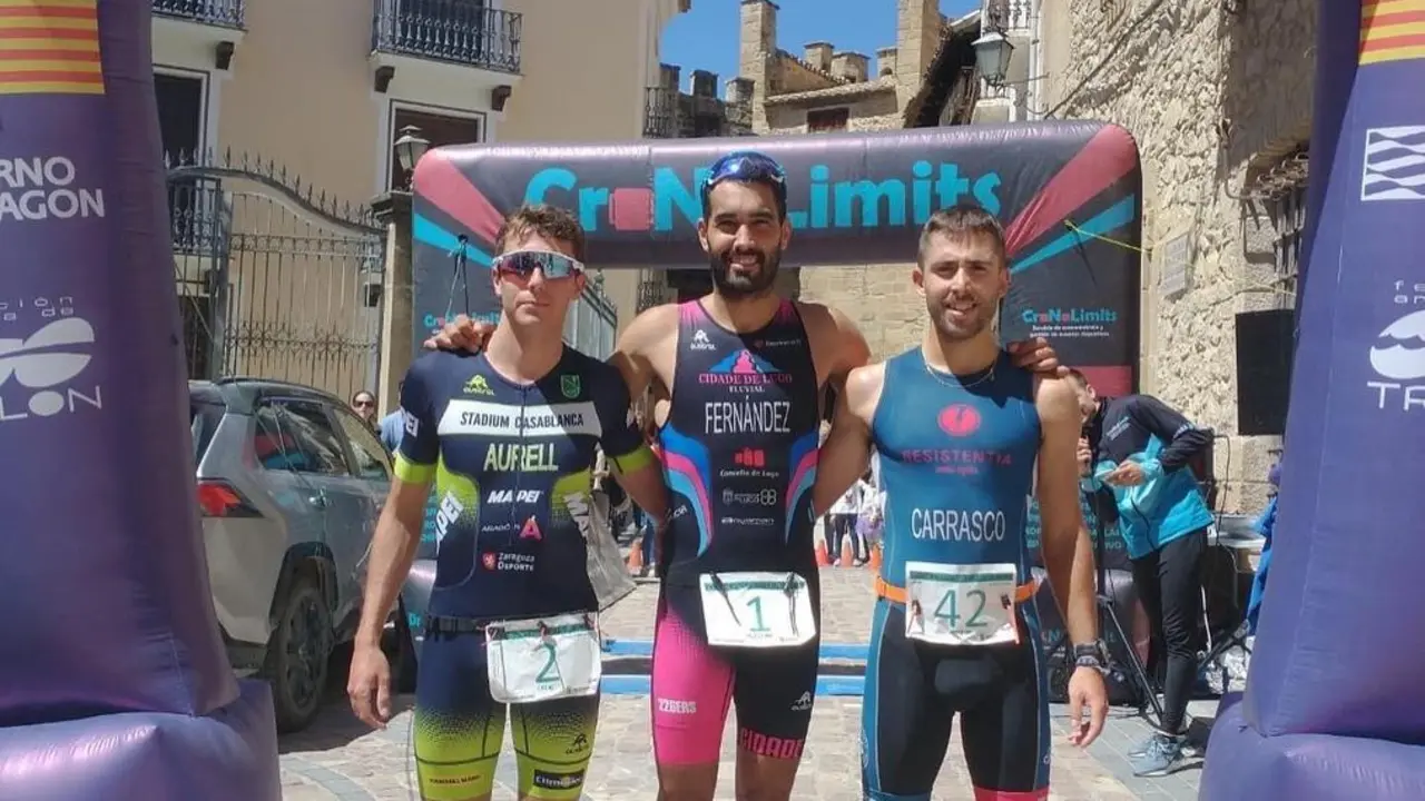 Podoum del duatl&oacute;n sprint de Rubielos de Mora con Celestino Fern&aacute;ndez, en el centro de la imagen, como primer ganador. Foto: Cedida