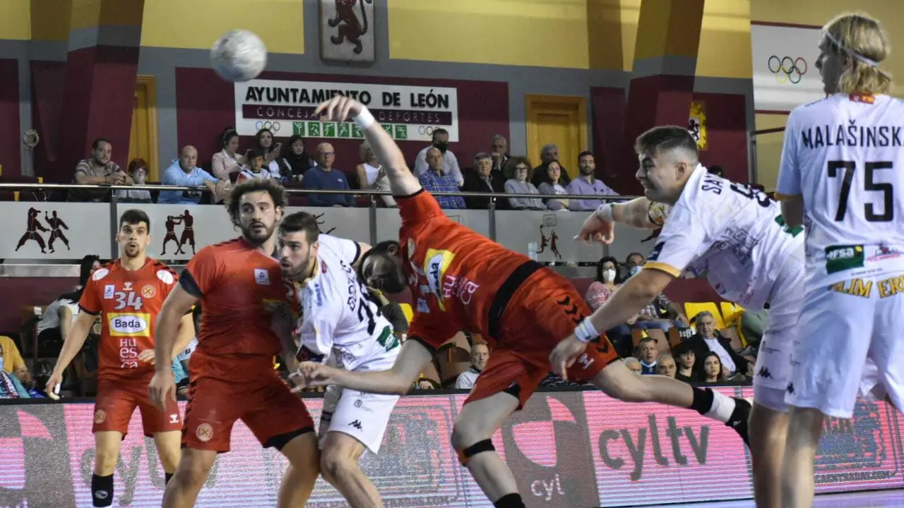 Montoya, agarrado por un defensa de Le&oacute;n, observa el lanzamiento forzado de &Aacute;lex Marcelo en el Le&oacute;n-Bada Huesca. Foto: Manu Quiroga