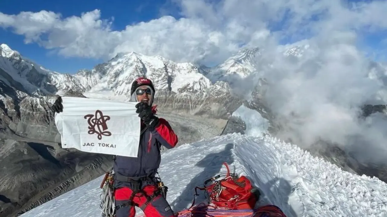 Toshiyuki Yamada en la cima del Kangchung Nup. Foto; Takeshi Tani