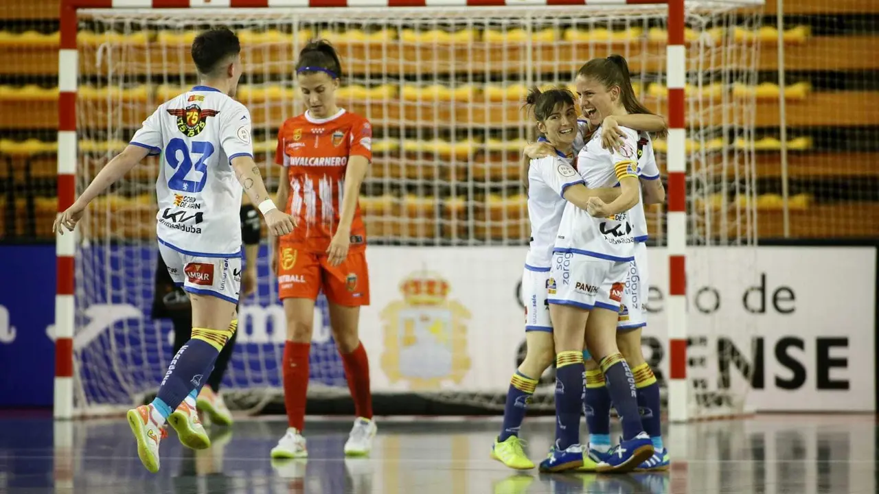 Las jugadoras del equipo celebran el tanto de Laura Boix | Foto: Somos Futsal