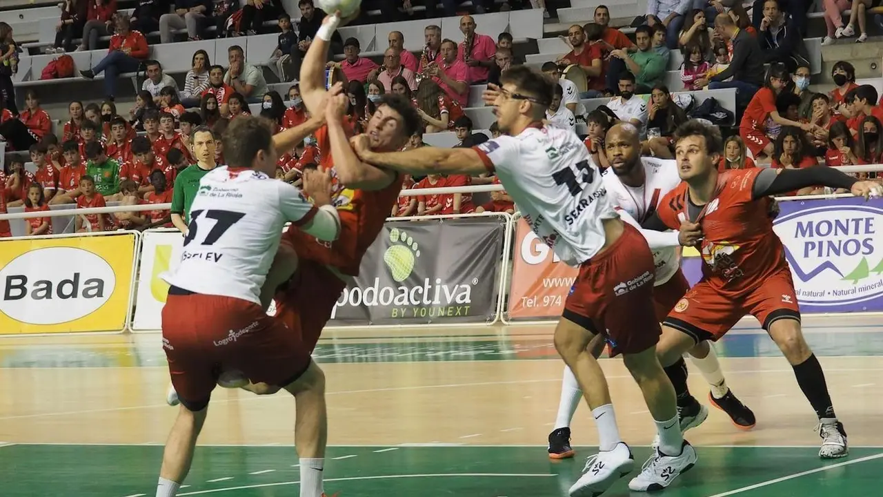 Sergio P&eacute;rez volvi&oacute; a llevar las riendas del Bada Huesca en su regreso contra Logro&ntilde;o. Foto: C.Pascual