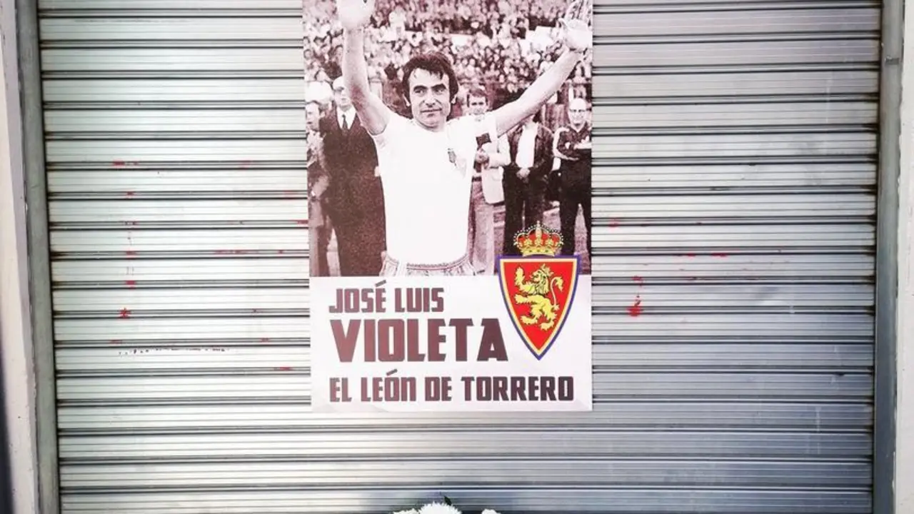 La puerta 5 de La Romareda recoge las muestras de cari&ntilde;o de aficionados zaragocistas en el &uacute;ltimo adi&oacute;s a un mito de su historia. | Foto: RZ
