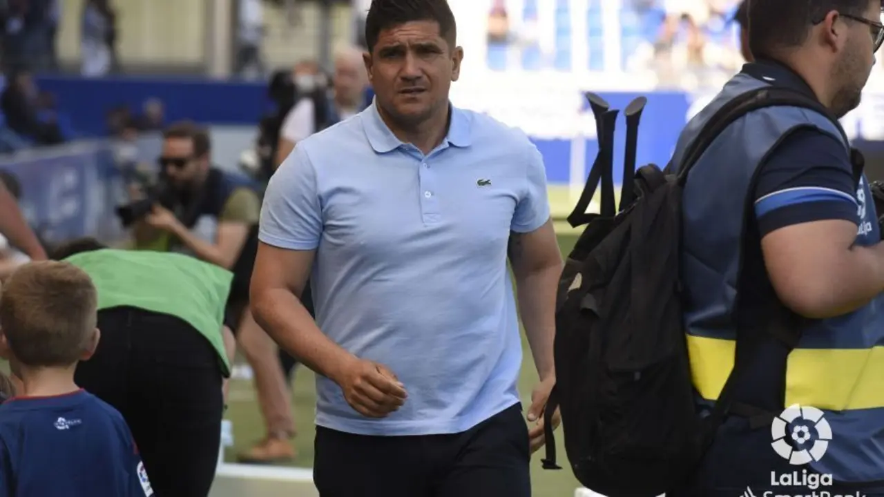 Xisco se dirige a su banquillo en el Huesca Sporting disputado en El Alcoraz. Foto: LaLiga
