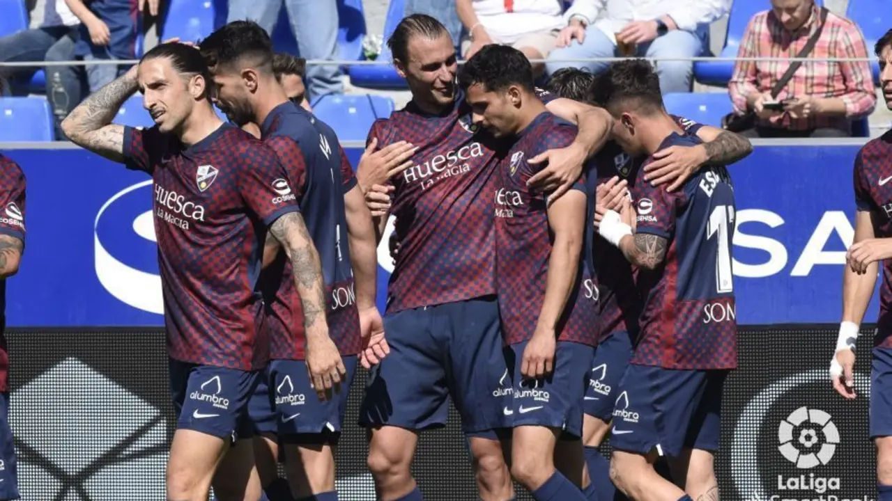 Ignasi Miquel con Florian Miguel, tars el tanto del galo en el Huesca-Sporting. Foto: LaLiga