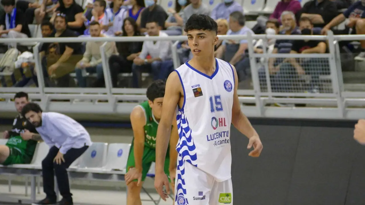 Alicante termin&oacute; con canteranos sobre el parquet en su partido contra el Pe&ntilde;as. Foto: Alicante