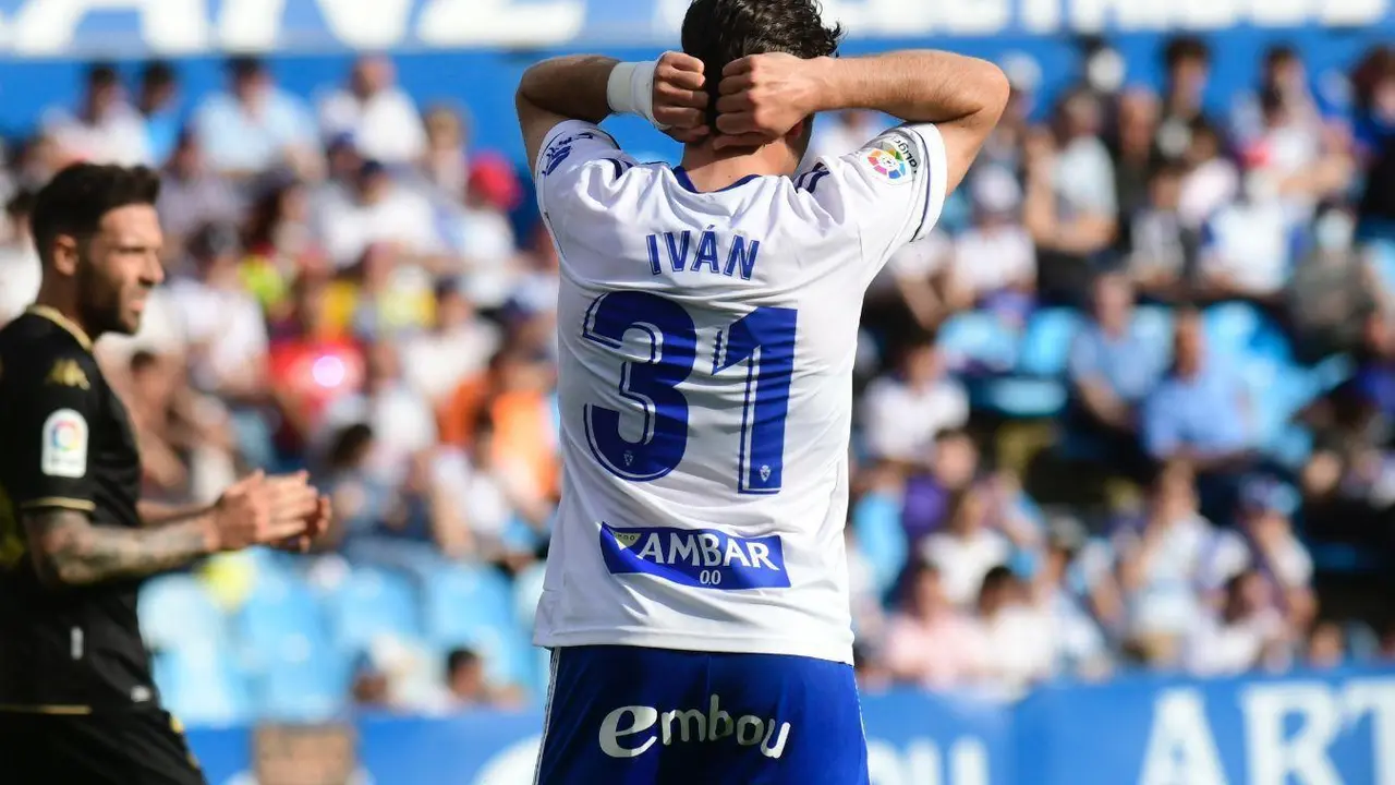 Iv&aacute;n Az&oacute;n se lamenta. Foto: Real Zaragoza.