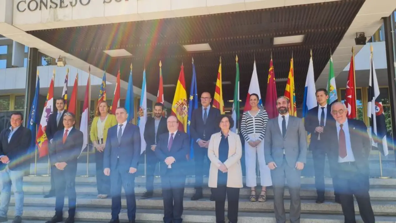 Los consejeros de Deporte de las distintas comunidades aut&oacute;nomas con el ministro Miquel Iceta. Foto: DGA