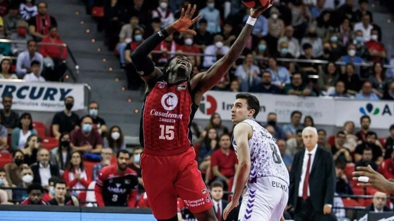 Christian Mekowulu, en el partido ante Bilbao | Foto: Esther Casas / Casademont Zaragoza