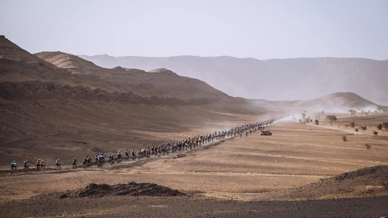 participantes de la Titan Desert en el inicio de una etapa. Foto: Titan Desert