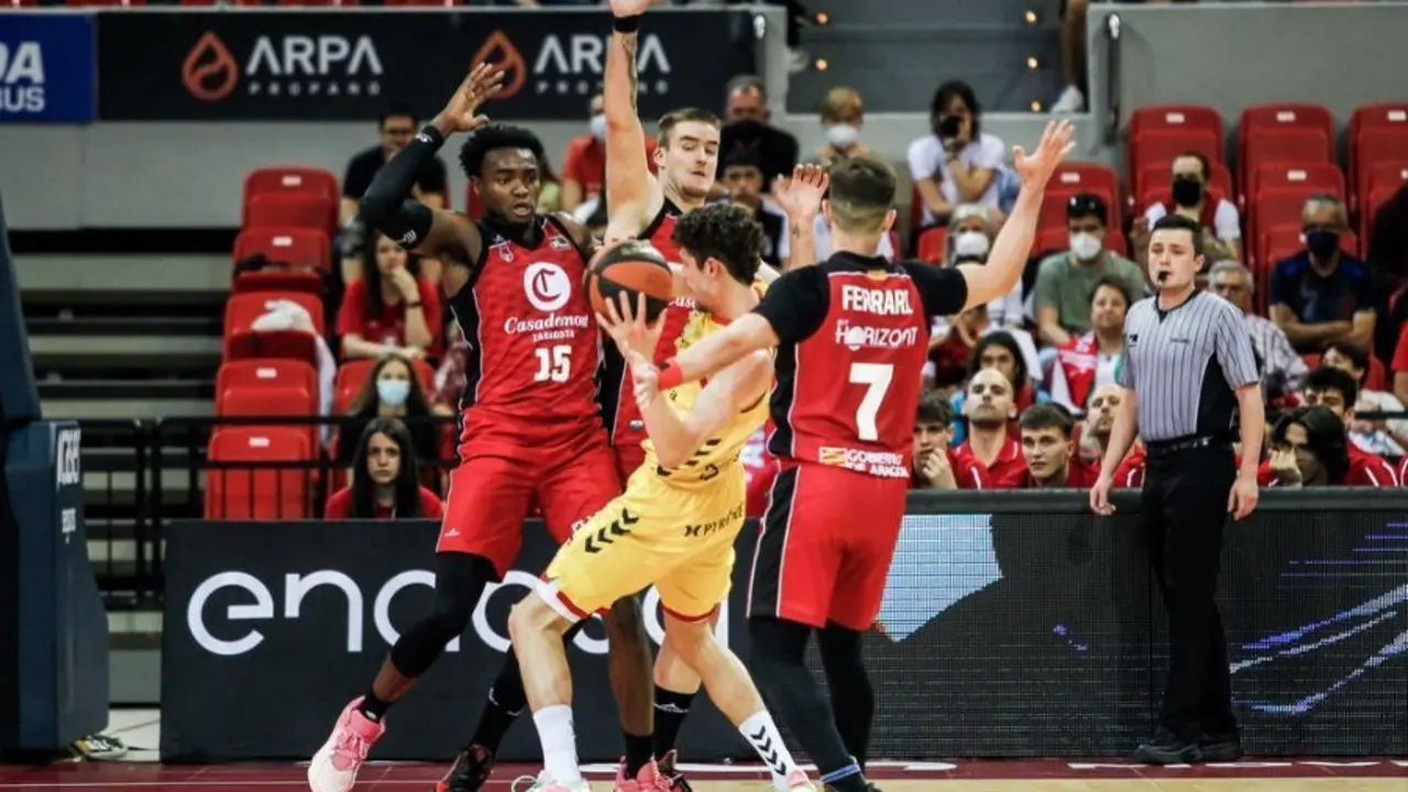 Ferrari, Mekowulu y Radoncic; en una acci&oacute;n defensiva el martes | Foto: Esther Casas / Casademont Zaragoza