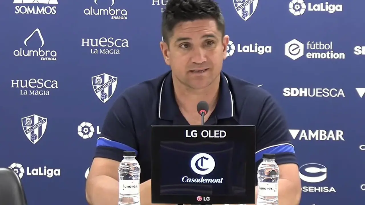 Xisco Mu&ntilde;oz en la rueda de prensa previa al partido contra el Amorebieta. | Foto: SD Huesca