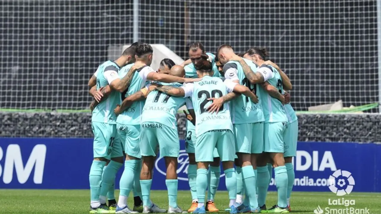 Corro de los jugadores de la SD Huesca antes de iniciar el partido conta el Amorabieta. Foto: LaLiga