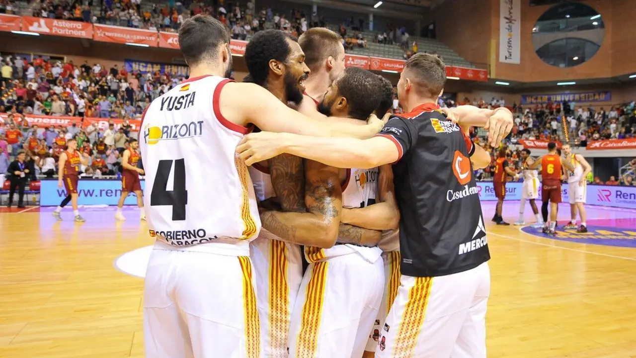 Los jugadores se abrazan tras la hist&oacute;rica permanencia | Foto: J. Bernal