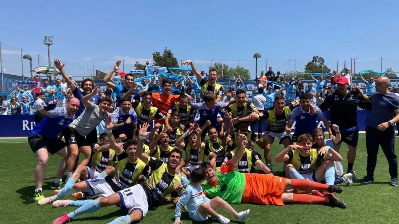 El Brea celebrando la permanencia. | Foto: CD Brea