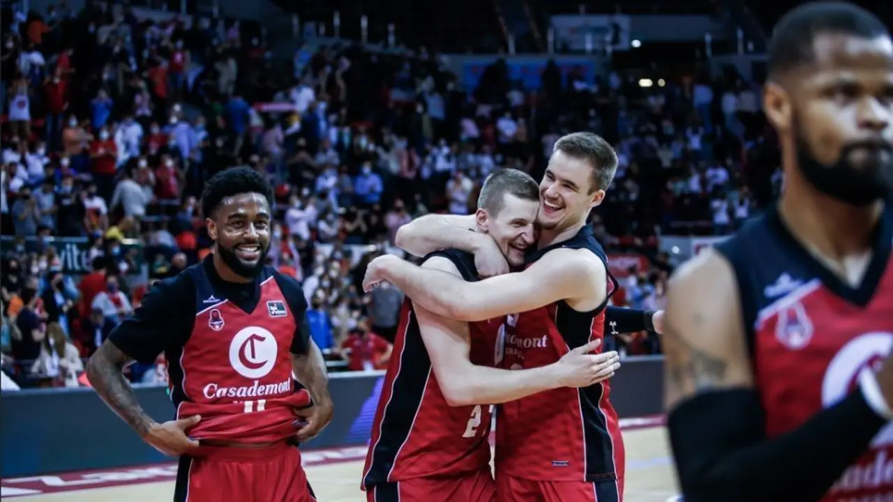 Radoncic y Waczynski se abrazan tras el partido ante el Barcelona | Foto: Esther Casas / Casademont Zaragoza