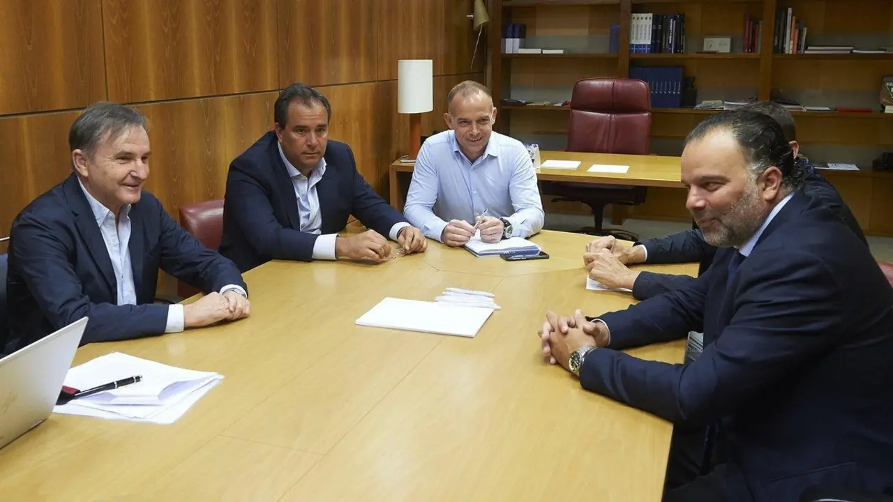 Consejeros del Real Zaragoza en un Consejo de Administraci&oacute;n del club. | Foto: RZ