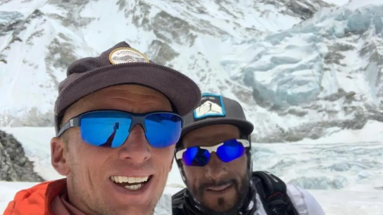 Karl Egloff, en primer plano, con Nico Miranda durante su r&aacute;pida expedici&oacute;n al Makalu. Foto: Karl Egloff