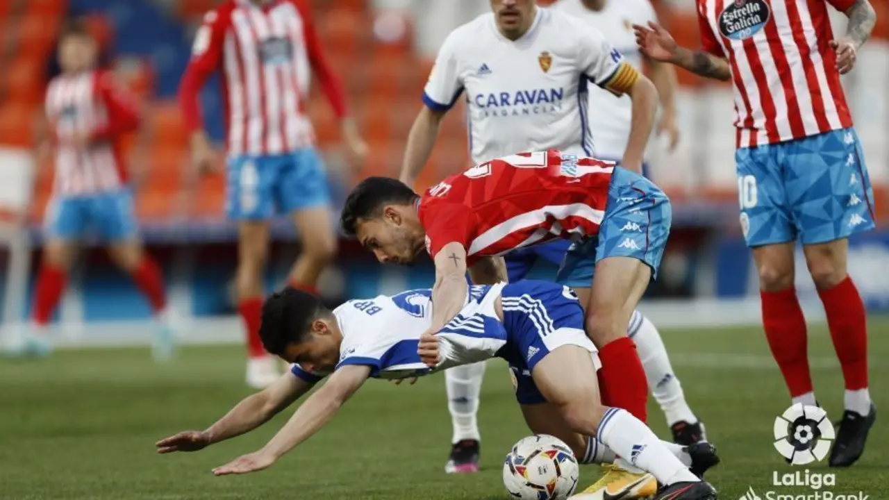 Bermejo cae protegiendo un bal&oacute;n en el Anxo Carro. | Foto: La Liga