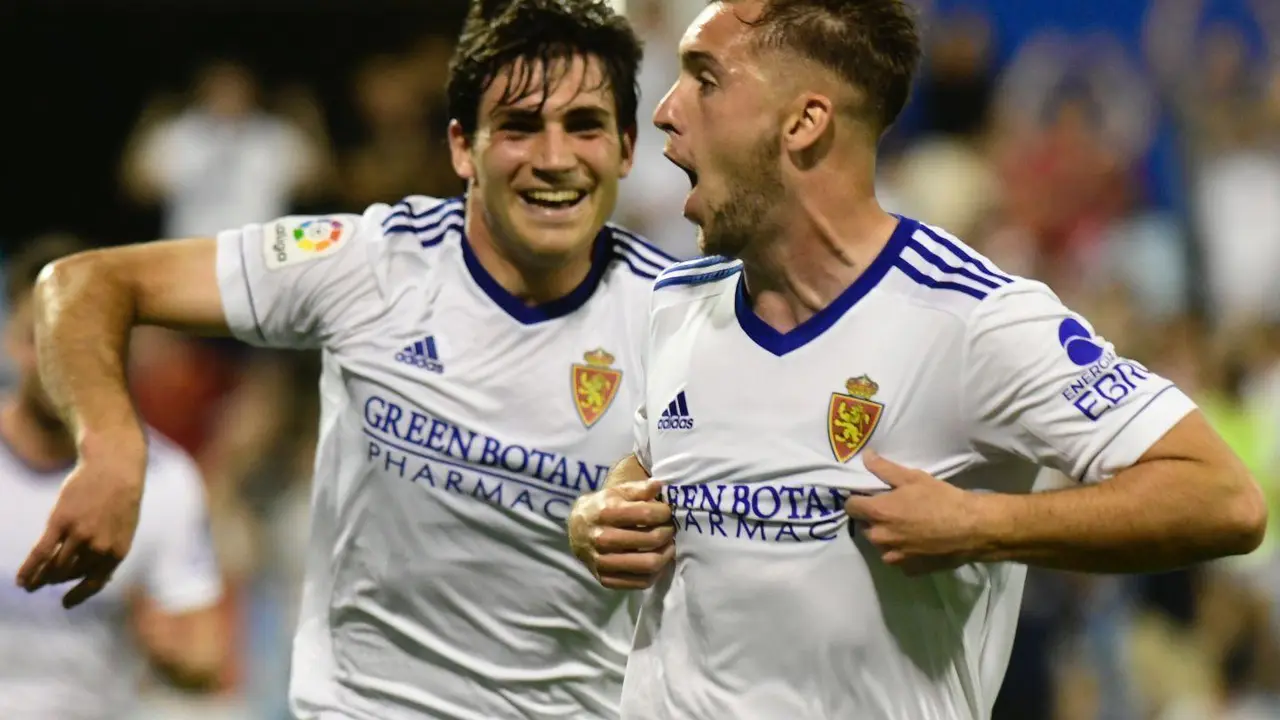 Vada celebra el gol con Az&oacute;n. Foto: RZ.