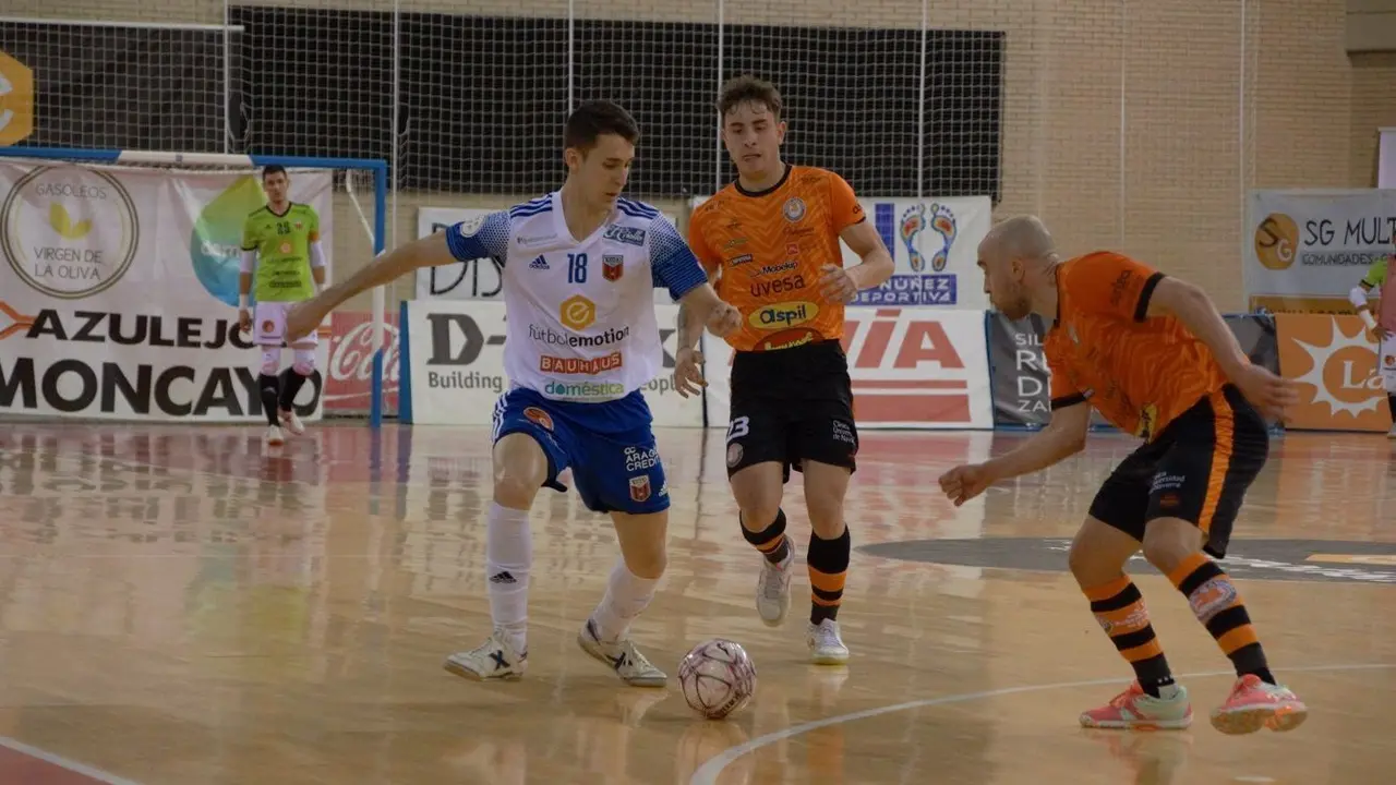 Sergio Barona conduce el bal&oacute;n | Foto: Pedro Luis Serrano