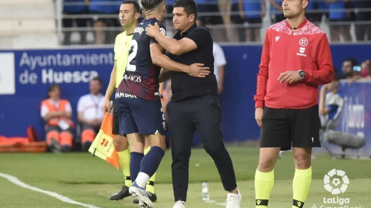 Xisco abraza a Ratiu. | Foto: LaLiga